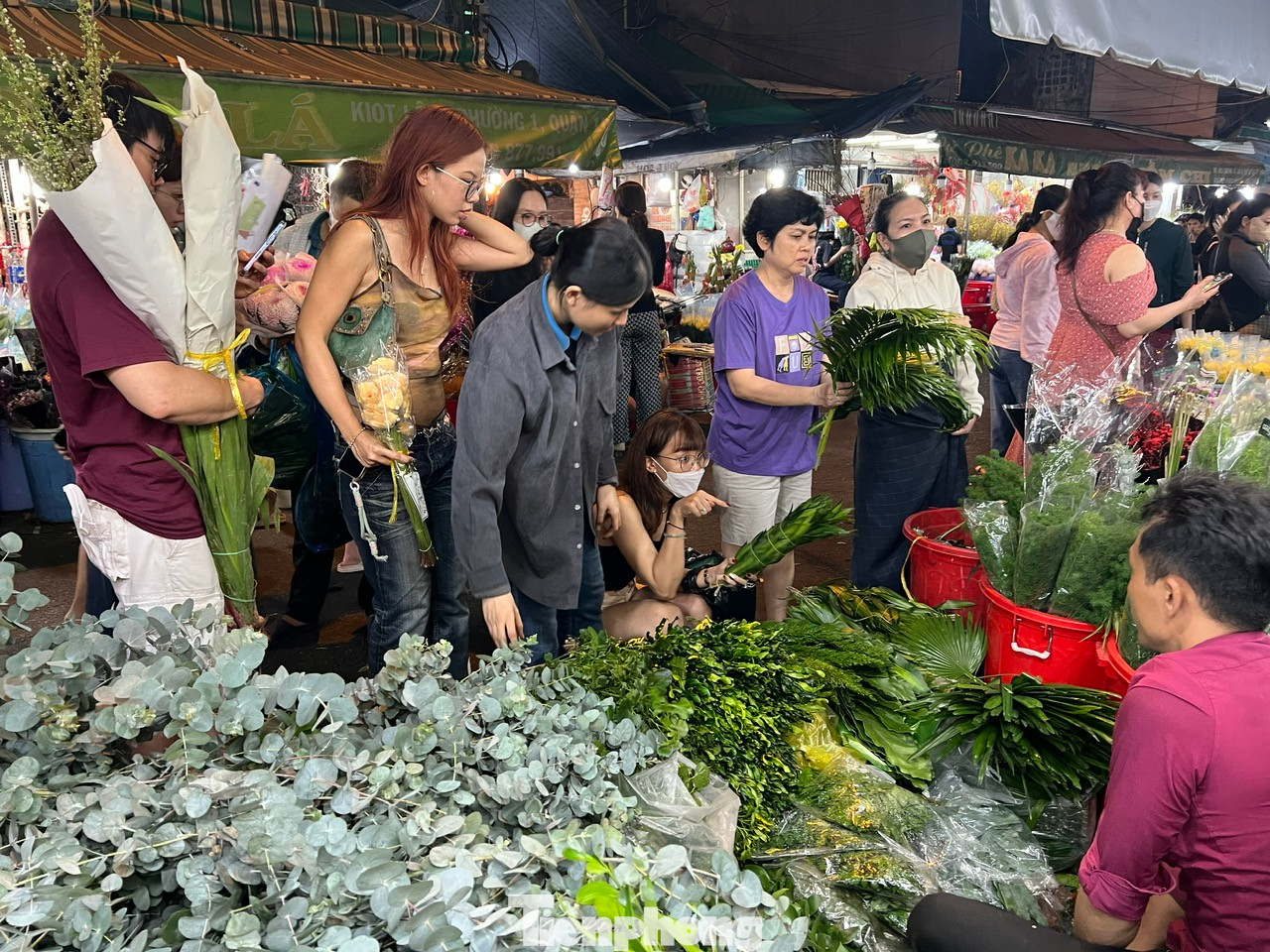 Không chỉ mua hoa, khách hàng còn mua lá để tự cắm bình hoa theo sở thích của mình.