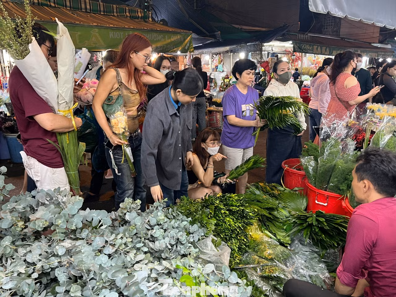 Không chỉ mua hoa, khách hàng còn mua lá để tự cắm bình hoa theo sở thích của mình.