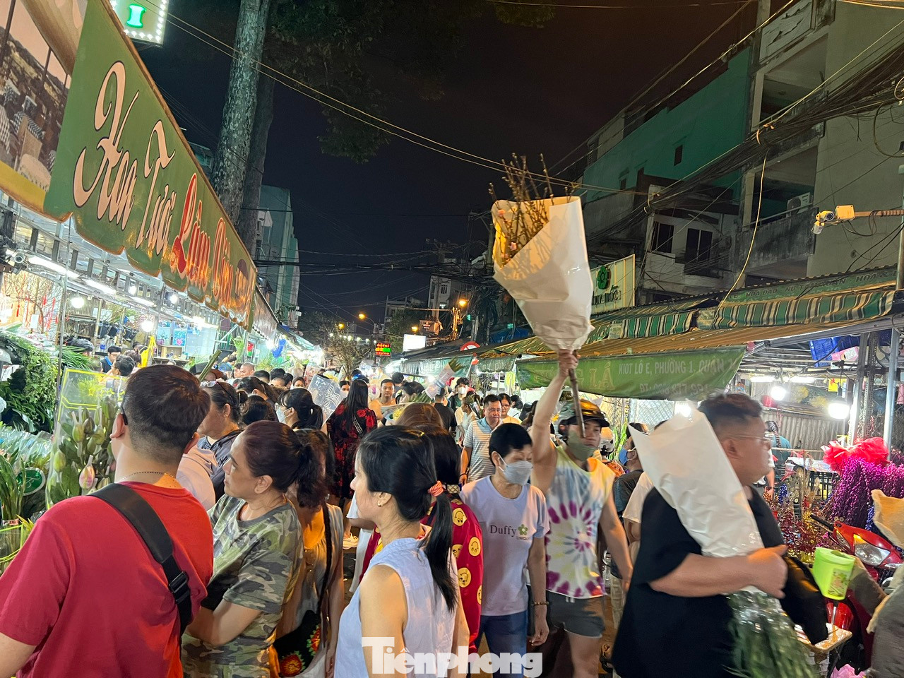 Rạng sáng, chợ hoa Hồ Thị Kỷ vẫn còn khá đông người đến mua sắm