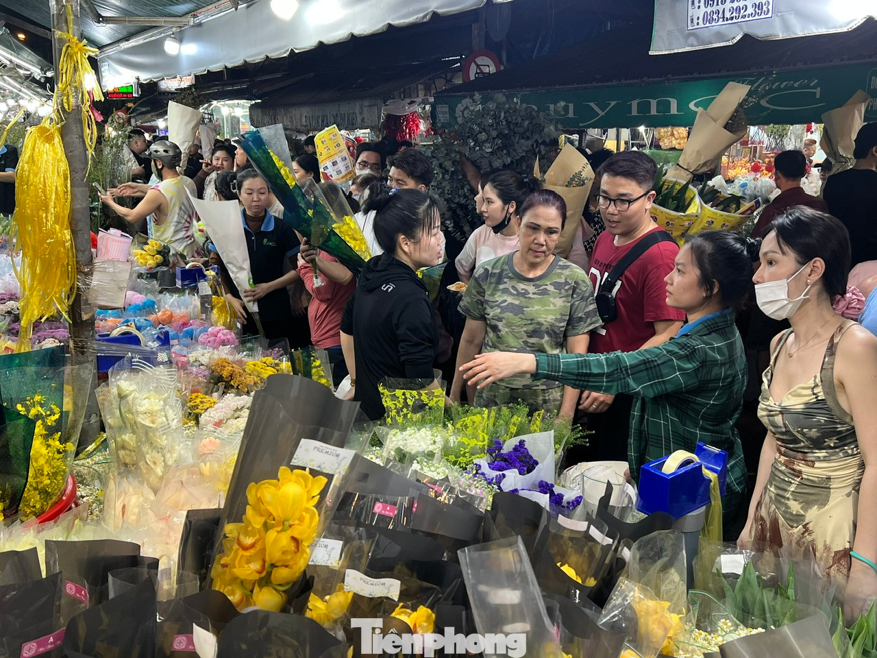 Nửa đêm ngày 26/1(27 tháng Chạp), tại chợ hoa Hồ Thị Kỷ (quận 10, TPHCM), khách mua hoa vẫn nhộn nhịp, tấp nập. Đây là chợ hoa đầu mối lớn nhất TPHCM, đáp ứng mọi nhu cầu chơi hoa của người dân. Giá cả ở đây đều được niêm yết công khai, người mua không nói thách, người bán cũng không trả giá.
