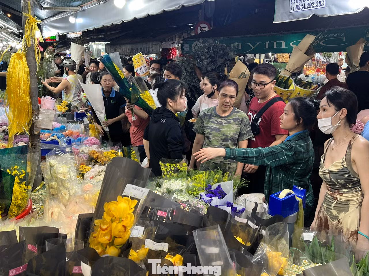 Nửa đêm ngày 26/1(27 tháng Chạp), tại chợ hoa Hồ Thị Kỷ (quận 10, TPHCM), khách mua hoa vẫn nhộn nhịp, tấp nập. Đây là chợ hoa đầu mối lớn nhất TPHCM, đáp ứng mọi nhu cầu chơi hoa của người dân. Giá cả ở đây đều được niêm yết công khai, người mua không nói thách, người bán cũng không trả giá.
