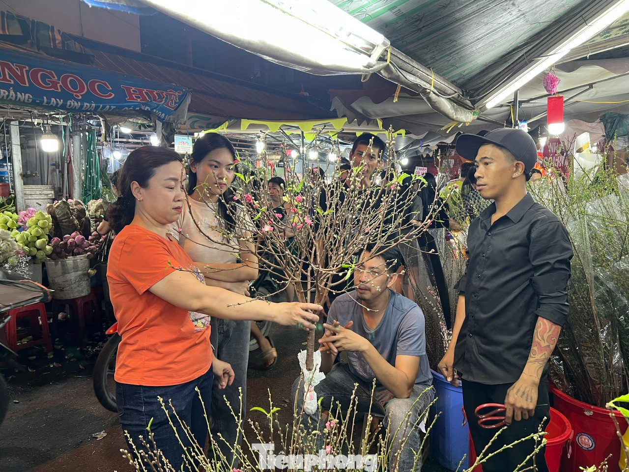&quot;Năm nào gia đình tôi cũng mua đào chưng Tết dù hiện tại giá đào đang cao nhưng cây lại rất đẹp, nụ nhiều, hoa lớn nên tôi rất vừa ý&quot; - một nữ khách hàng cho biết.