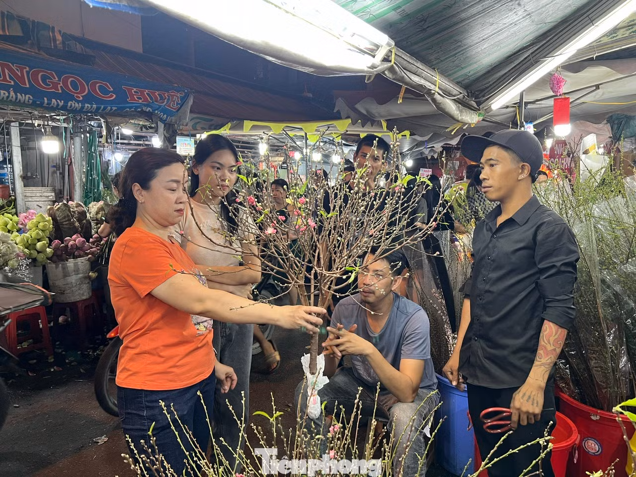 "Năm nào gia đình tôi cũng mua đào chưng Tết dù hiện tại giá đào đang cao nhưng cây lại rất đẹp, nụ nhiều, hoa lớn nên tôi rất vừa ý" - một nữ khách hàng cho biết.