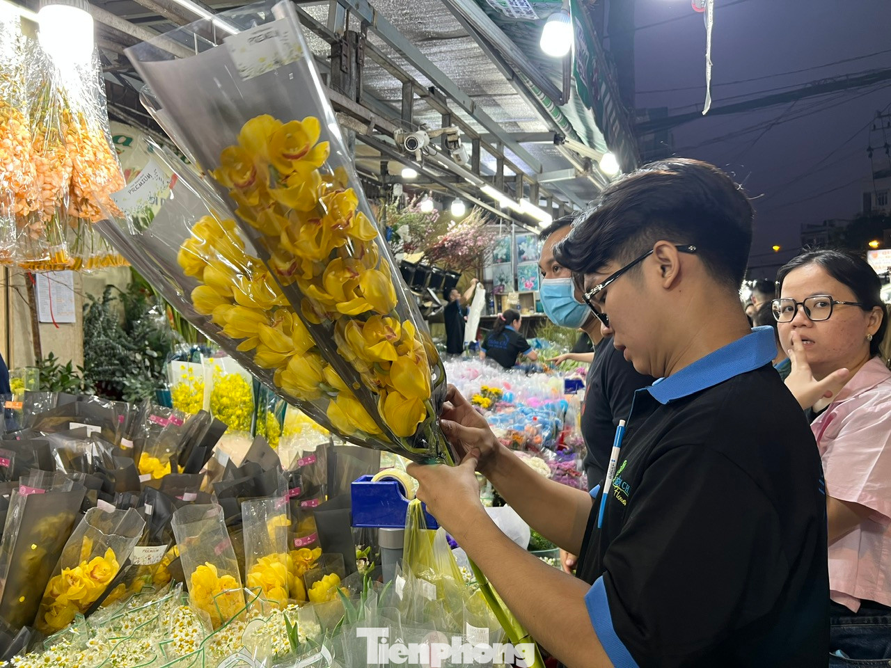 Nhiều khách hàng thích mua sắm vào ban đêm vì thời tiết mát mẻ. &quot;Dù đông đúc nhưng đi chợ đêm có cái thú riêng của nó. Hiện nơi nào cũng rất nhộn nhịp từ chợ hoa đến siêu thị và như vậy mình mới cảm nhận được không khí hối hả cuối năm cũng như Tết đang đến gần&quot; - chị Thanh Hoa (ngụ quận Phú Nhuận) nói.