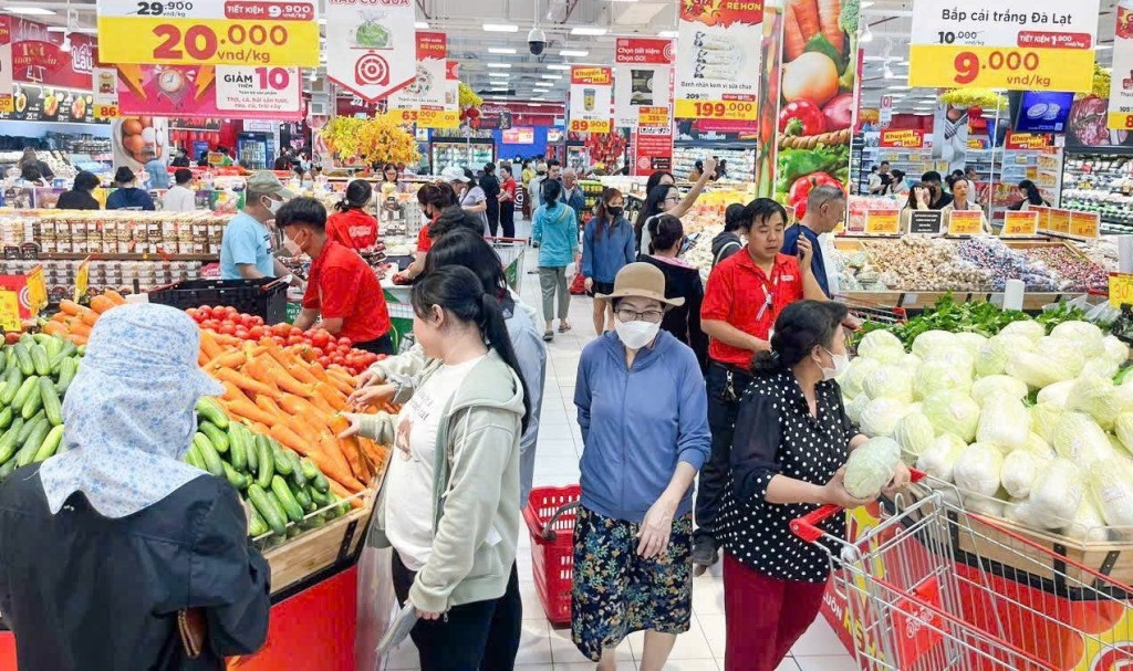 Siêu thị áp dụng nhiều chương trình khuyến mãi với hàng nghìn mặt hàng ngay sau Tết