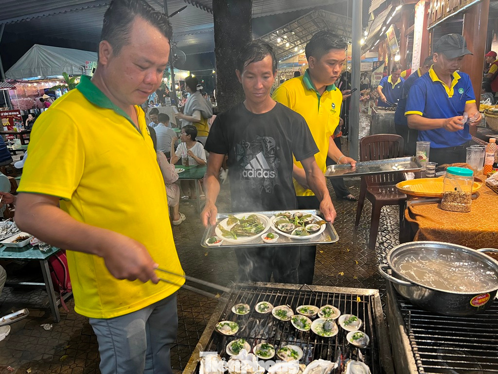 Các món nướng liên tục được đầu bếp chế biến ngay tại chỗ