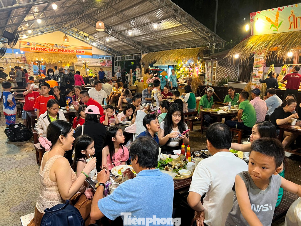 Gần như không còn một chỗ trống tại lễ hội ẩm thực