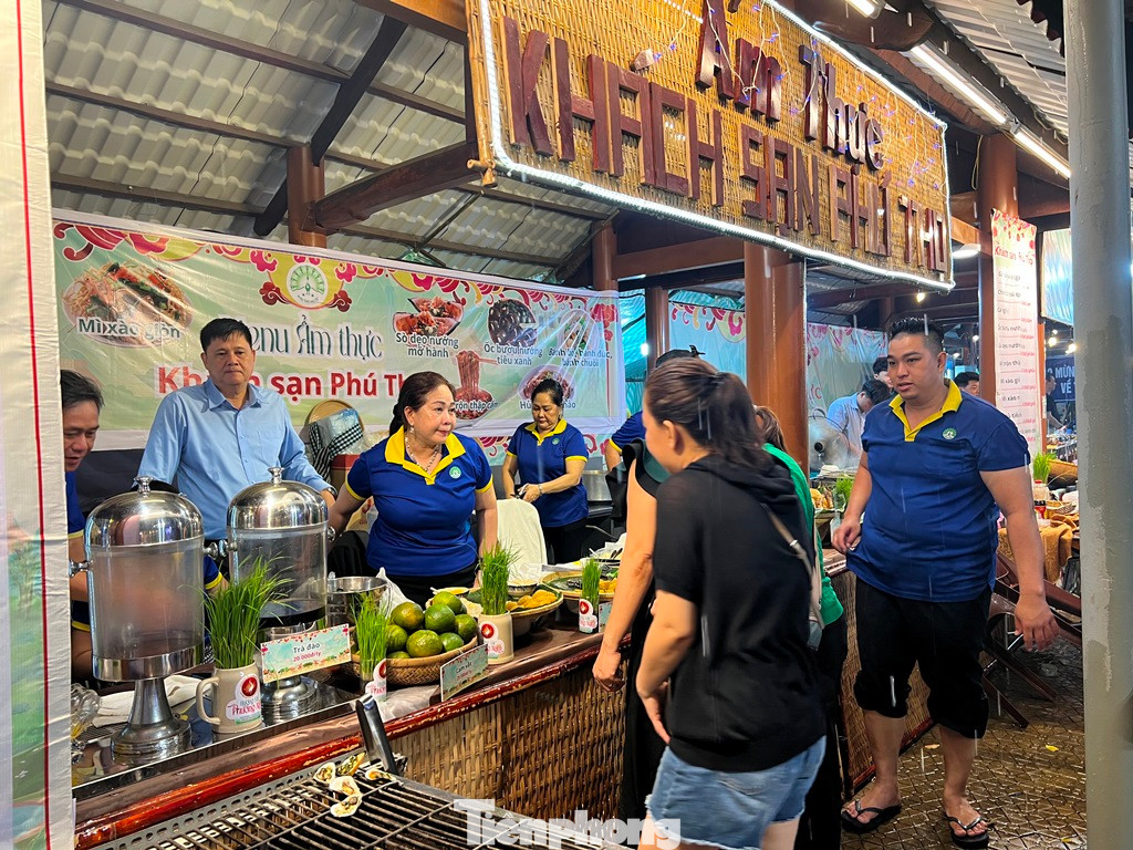 Bất chấp cơn mưa lớn, chị Nguyễn Thị Hà (ngụ quận Tân Bình) vẫn đưa cả gia đình đến lễ hội thưởng thức ẩm thực.
