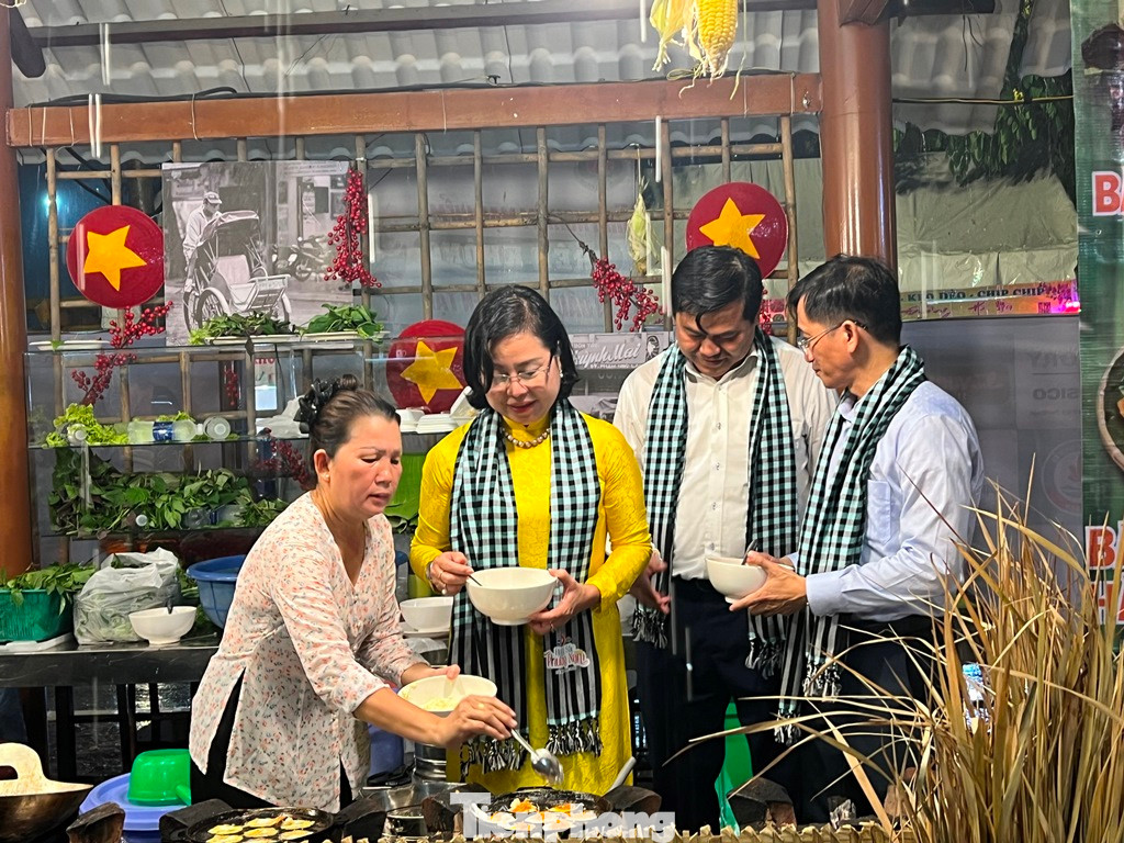 Không chỉ vậy, du khách còn được trải nghiệm khi tự tay chế biến món ăn