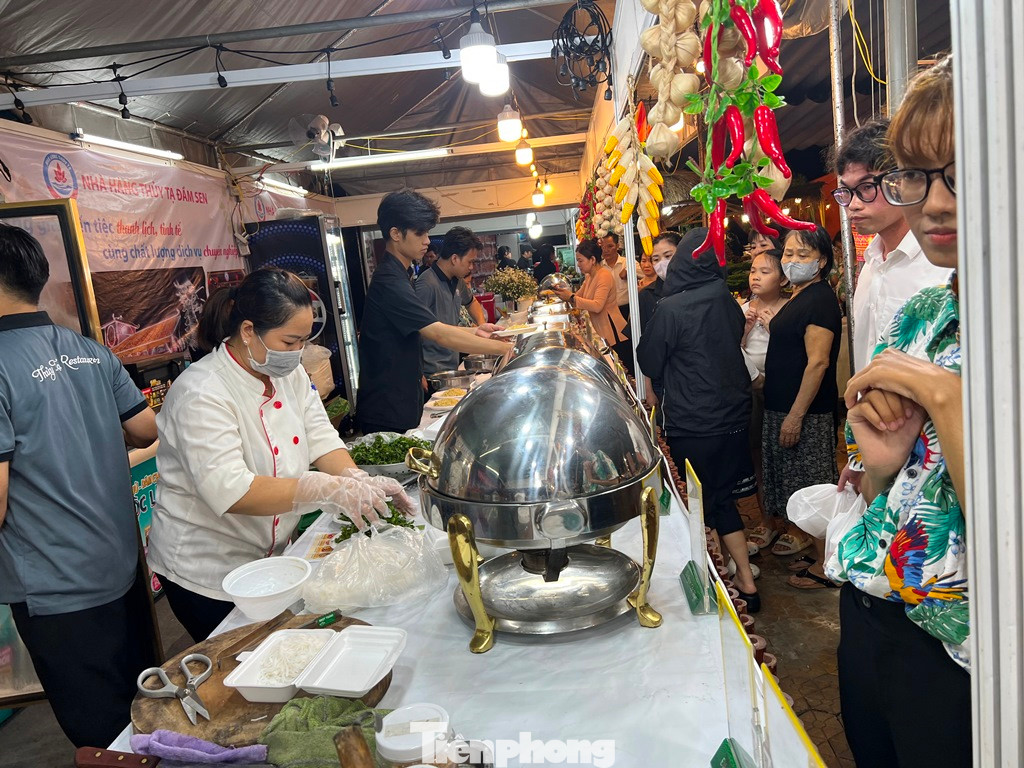 Cơn mưa kéo dài lúc chiều muộn vẫn không ngăn được du khách đến thưởng thức món ngon