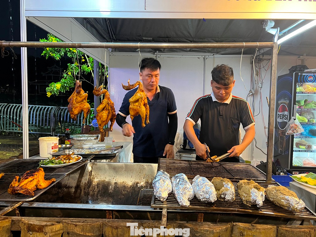 Các món ăn được chế biến và nấu trực tiếp. Mỗi món ăn là một câu chuyện văn hóa và sự khéo léo của người dân phương Nam