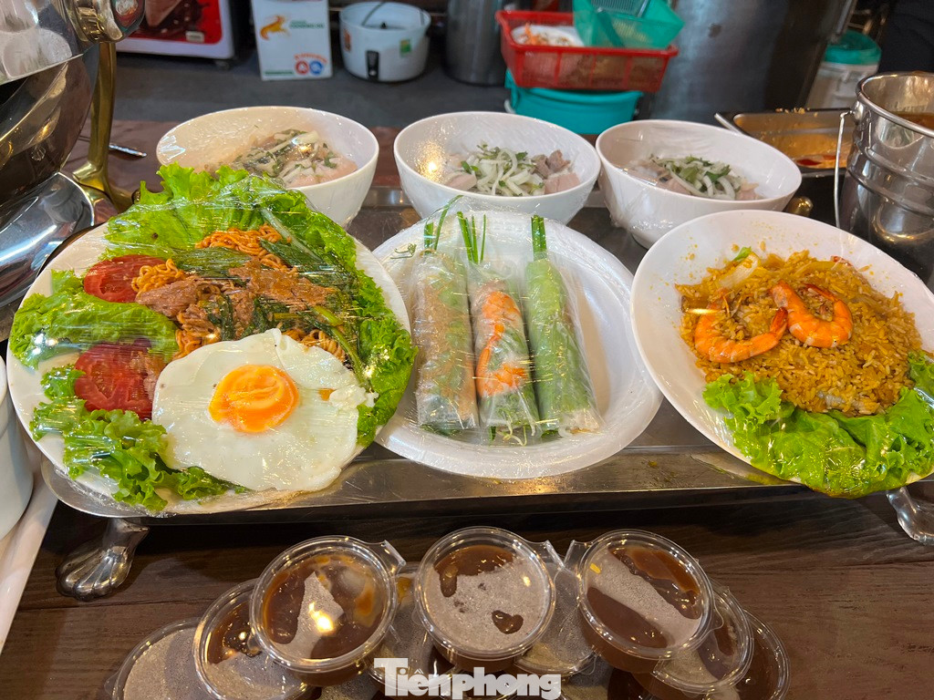 Những món ăn quen mà lạ như chuối quét dừa, bì cuốn, gà quay... được trang trí đẹp mắt, giá cả phải chăng khiến thực khách khó cầm lòng khi đến với lễ hội