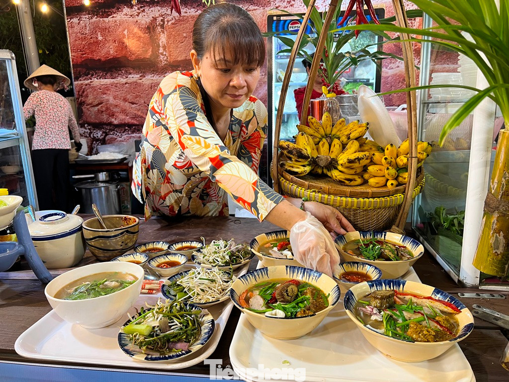 Các cô gái bán hàng mặc áo bà bà, bày tô bún mắm bắt mắt, mùi thơm không lẫn vào đâu so với các món khác. Đây cùng là món ăn "cháy hàng" tại lễ hội ẩm thực năm nay.