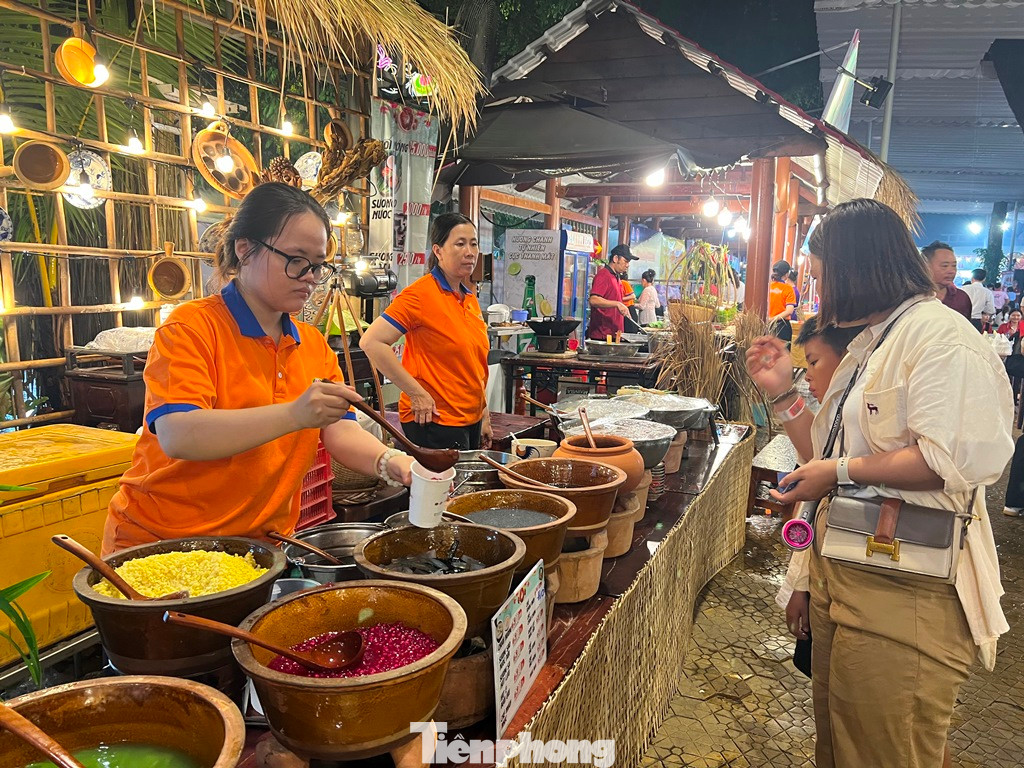 Tối 29/5, tại Công viên Văn hóa Đầm Sen (quận 11, TPHCM), lễ hội ẩm thực Hương sắc phương Nam 2025 đã khai mạc với hàng chục món ngon đặc trưng của vùng đất phương Nam. Từ các loại bánh dân gian, hàng chục món chè đến các món ăn trứ danh như bánh xèo giòn tan, bún nước lèo, gà nướng, gỏi cuốn...