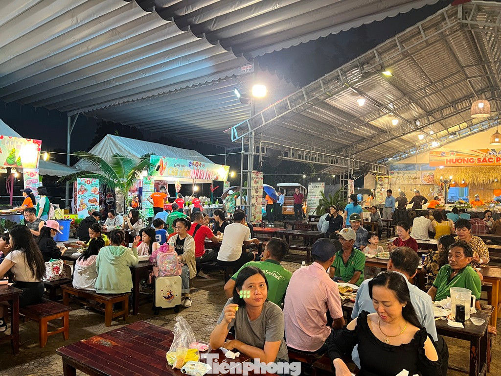 Lễ hội ẩm thực Hương sắc phương Nam 2025 sẽ kéo dài đến 1/6. Đây là dịp để phụ huynh đưa các con đến thưởng thức những đặc sản phương Nam, cùng tự tay làm bánh, nặn tò he và tham gia các trò chơi dân gian ngay tại chương trình.