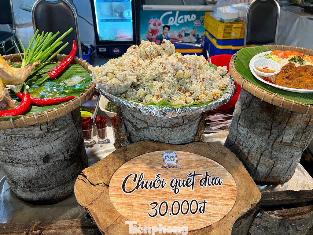 Những món ăn quen mà lạ như chuối quét dừa, bì cuốn, gà quay... được trang trí đẹp mắt, giá cả phải chăng khiến thực khách khó cầm lòng khi đến với lễ hội