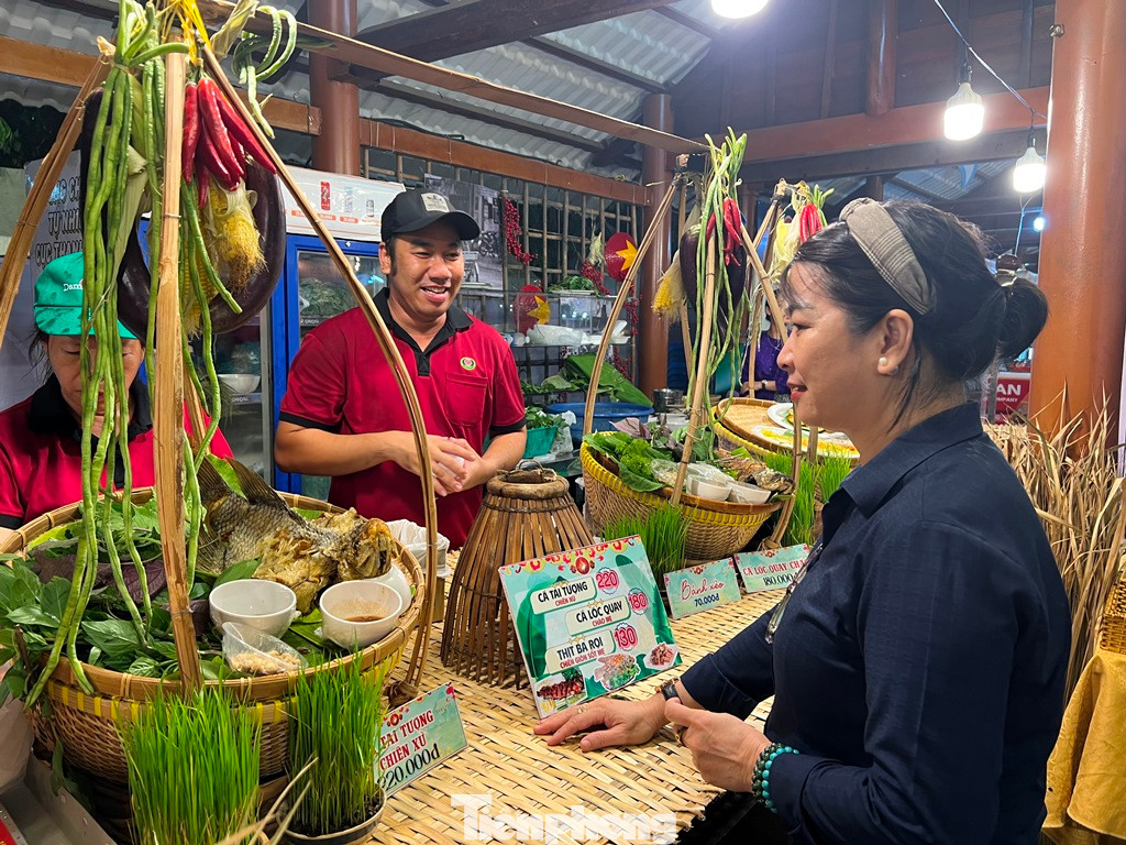 "Mặc dù quê tôi ở miền Bắc nhưng tôi lại rất thích các món ăn từ phương Nam, từ cơm tấm, bánh khọt đến chè bà ba... Đặc biệt, các quầy hàng hàng được bố trí như với khung tre, mái lá, hương thơm rơm rạ, tôi như lạc bước vào phiên chợ quê giữa lòng phố thị" - chị Hà bộc bạch.