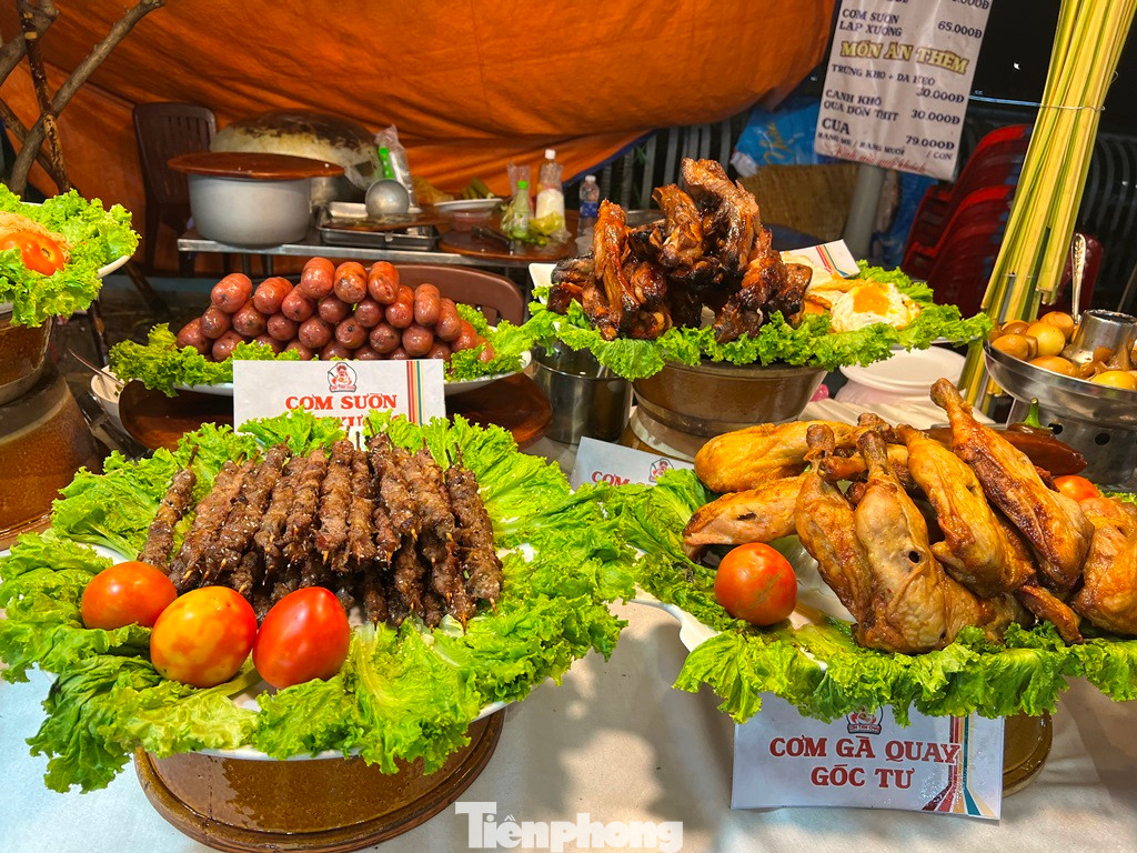 Những món ăn quen mà lạ như chuối quét dừa, bì cuốn, gà quay... được trang trí đẹp mắt, giá cả phải chăng khiến thực khách khó cầm lòng khi đến với lễ hội