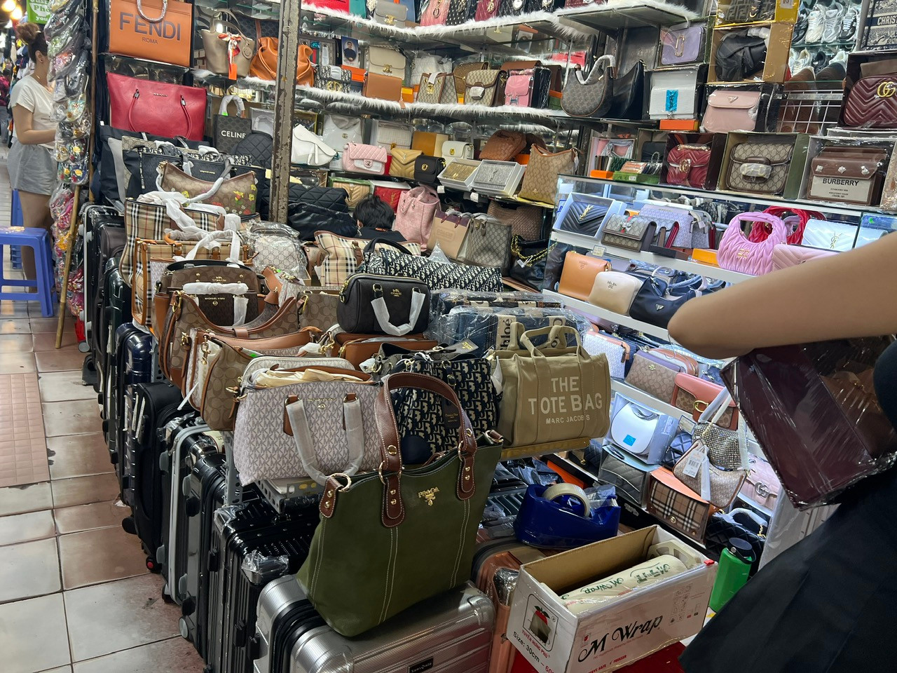 Nhiều loại ví, túi xách &quot;hàng hiệu&quot; bày bán tại chợ Bến Thành, giá chỉ vài trăm nghìn đồng/sản phẩm