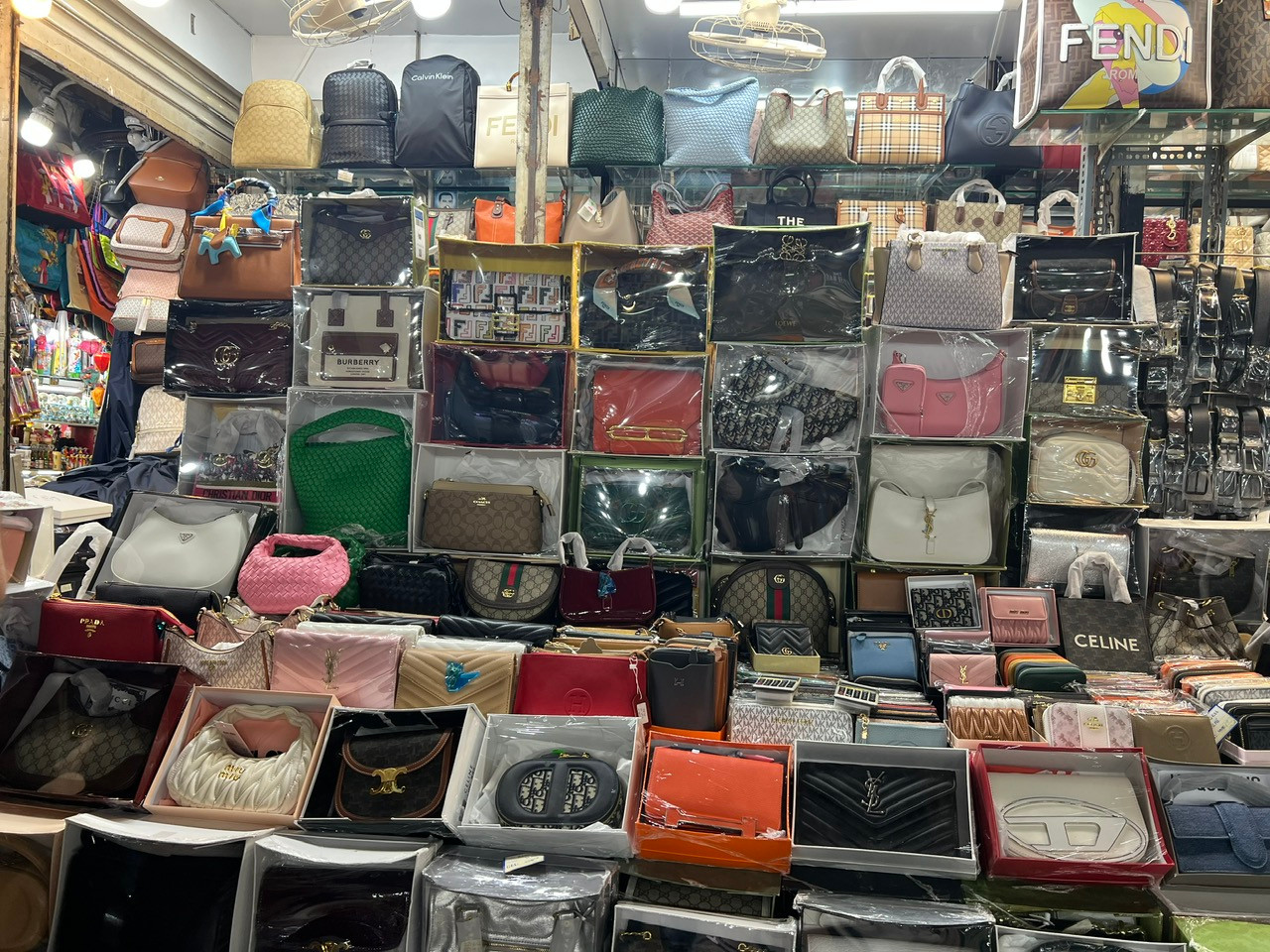 Nhiều loại ví, túi xách &quot;hàng hiệu&quot; bày bán tại chợ Bến Thành, giá chỉ vài trăm nghìn đồng/sản phẩm