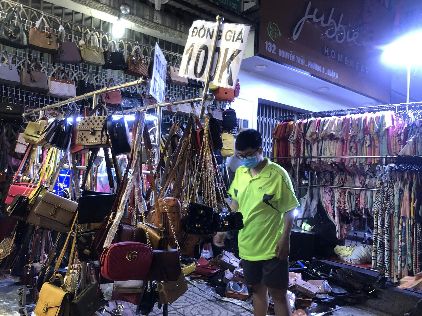 Khu phố thời trang Nguyễn Trãi (quận 5, TPHCM) bày bán đủ các mặt hàng túi xách có thương hiệu ngoại nhưng giá rẻ bèo, chỉ 100.000 đồng/sản phẩm Khu phố thời trang Nguyễn Trãi (quận 5, TPHCM) bày bán đủ các mặt hàng túi xách có thương hiệu ngoại nhưng giá rẻ bèo, chỉ 100.000 đồng/sản phẩm