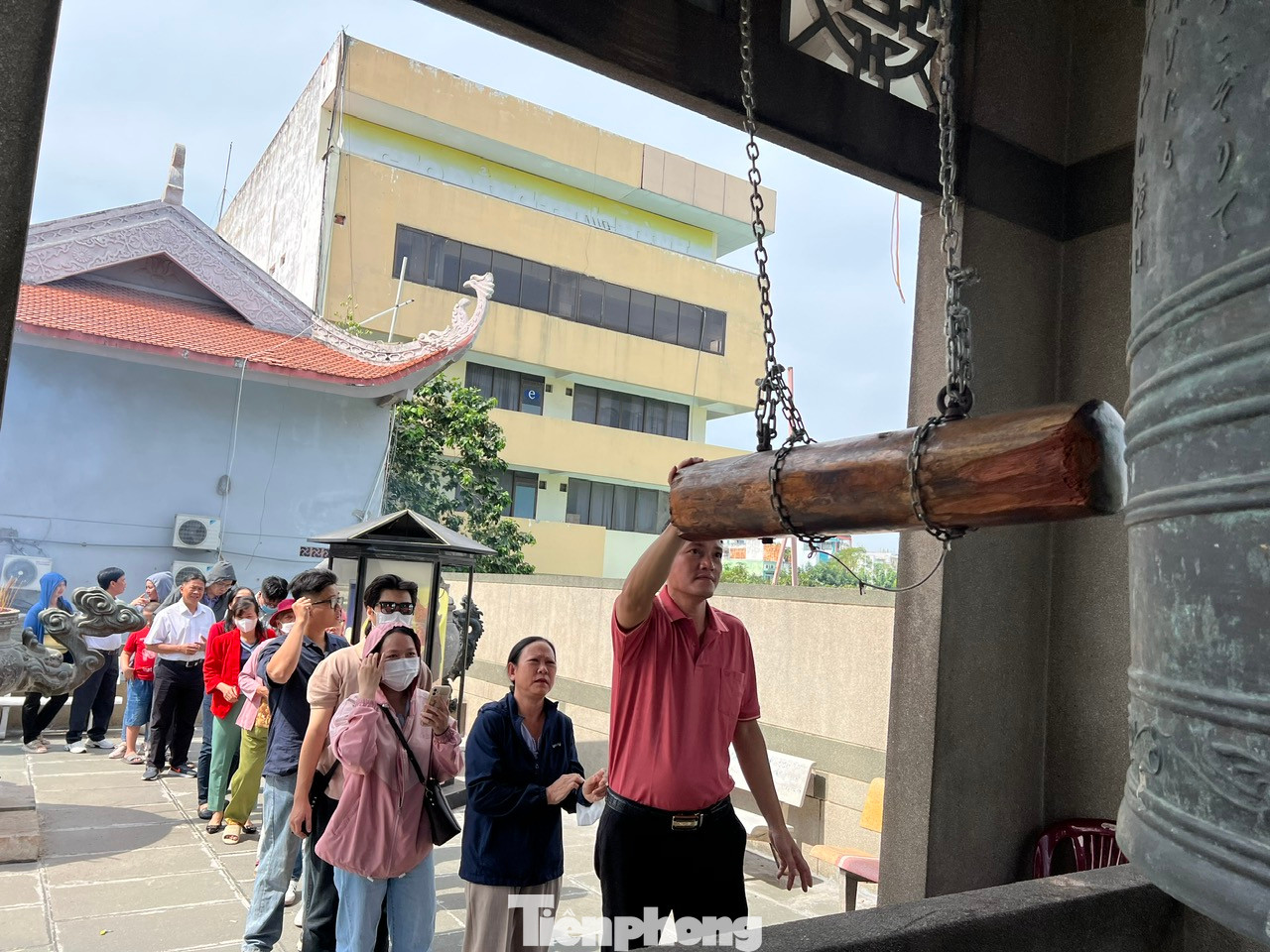 Tại chùa Vĩnh Nghiêm (quận 3), hàng trăm người đội nắng xếp hàng chờ đến lượt tự tay gõ vang 3 tiếng chuông. Tại chùa Vĩnh Nghiêm (quận 3), hàng trăm người đội nắng xếp hàng chờ đến lượt tự tay gõ vang 3 tiếng chuông.