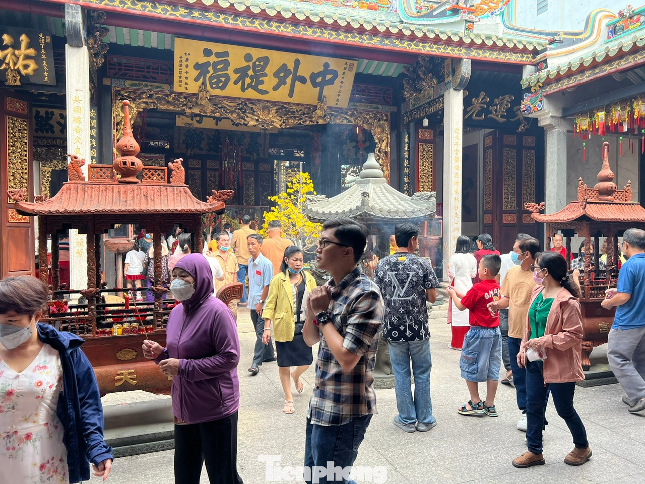 Đây là tập tục nổi tiếng ở chùa Ông, do người gốc Hoa quan niệm sẽ mang đến may mắn, lộc tài. Không chỉ chui qua bụng ngựa và rung chuông, khách lễ chùa còn sờ vuốt tượng ngựa, mong muốn có thêm lộc và sức khỏe. Đây là tập tục nổi tiếng ở chùa Ông, do người gốc Hoa quan niệm sẽ mang đến may mắn, lộc tài. Không chỉ chui qua bụng ngựa và rung chuông, khách lễ chùa còn sờ vuốt tượng ngựa, mong muốn có thêm lộc và sức khỏe.