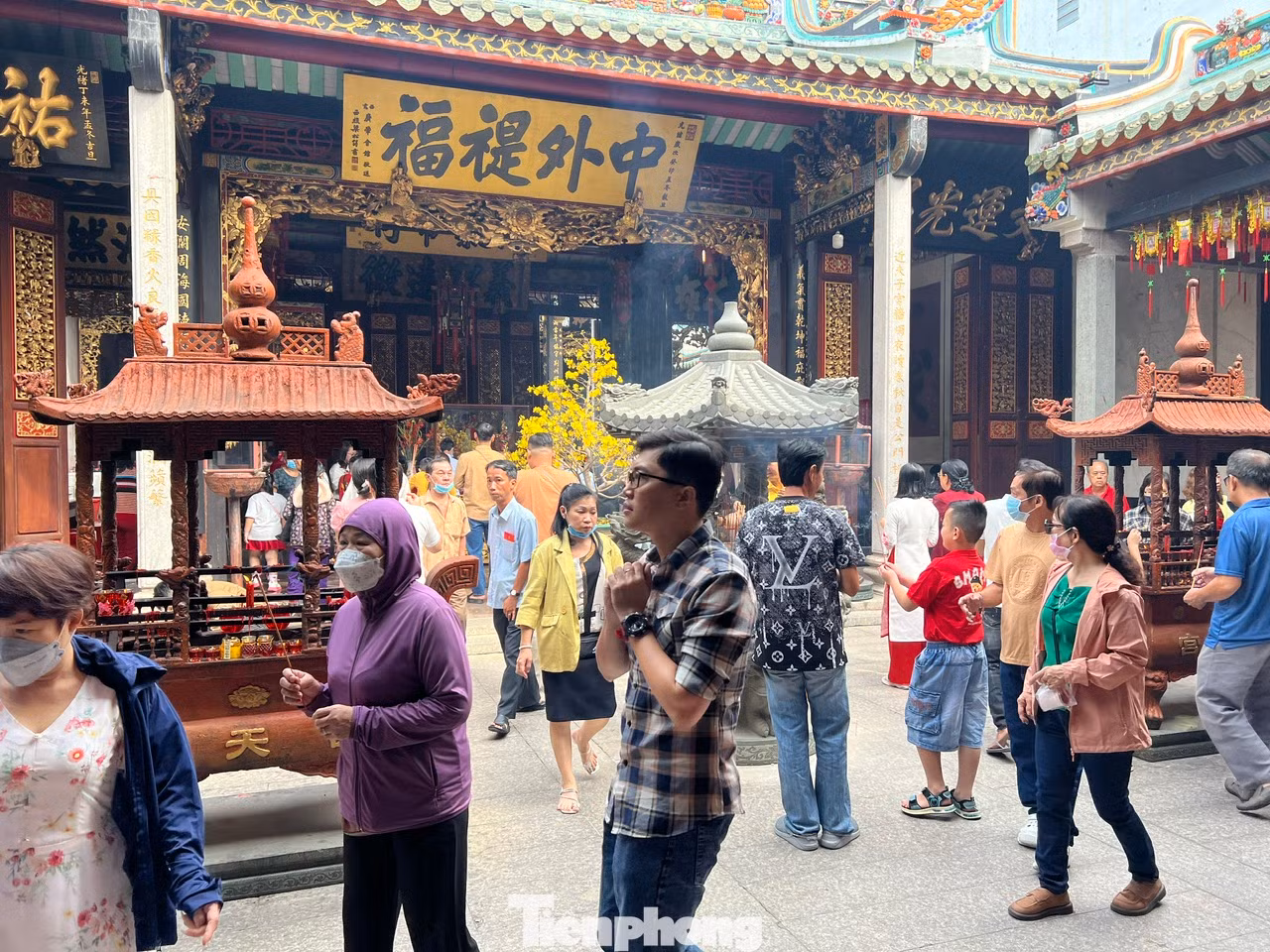 Đây là tập tục nổi tiếng ở chùa Ông, do người gốc Hoa quan niệm sẽ mang đến may mắn, lộc tài. Không chỉ chui qua bụng ngựa và rung chuông, khách lễ chùa còn sờ vuốt tượng ngựa, mong muốn có thêm lộc và sức khỏe.