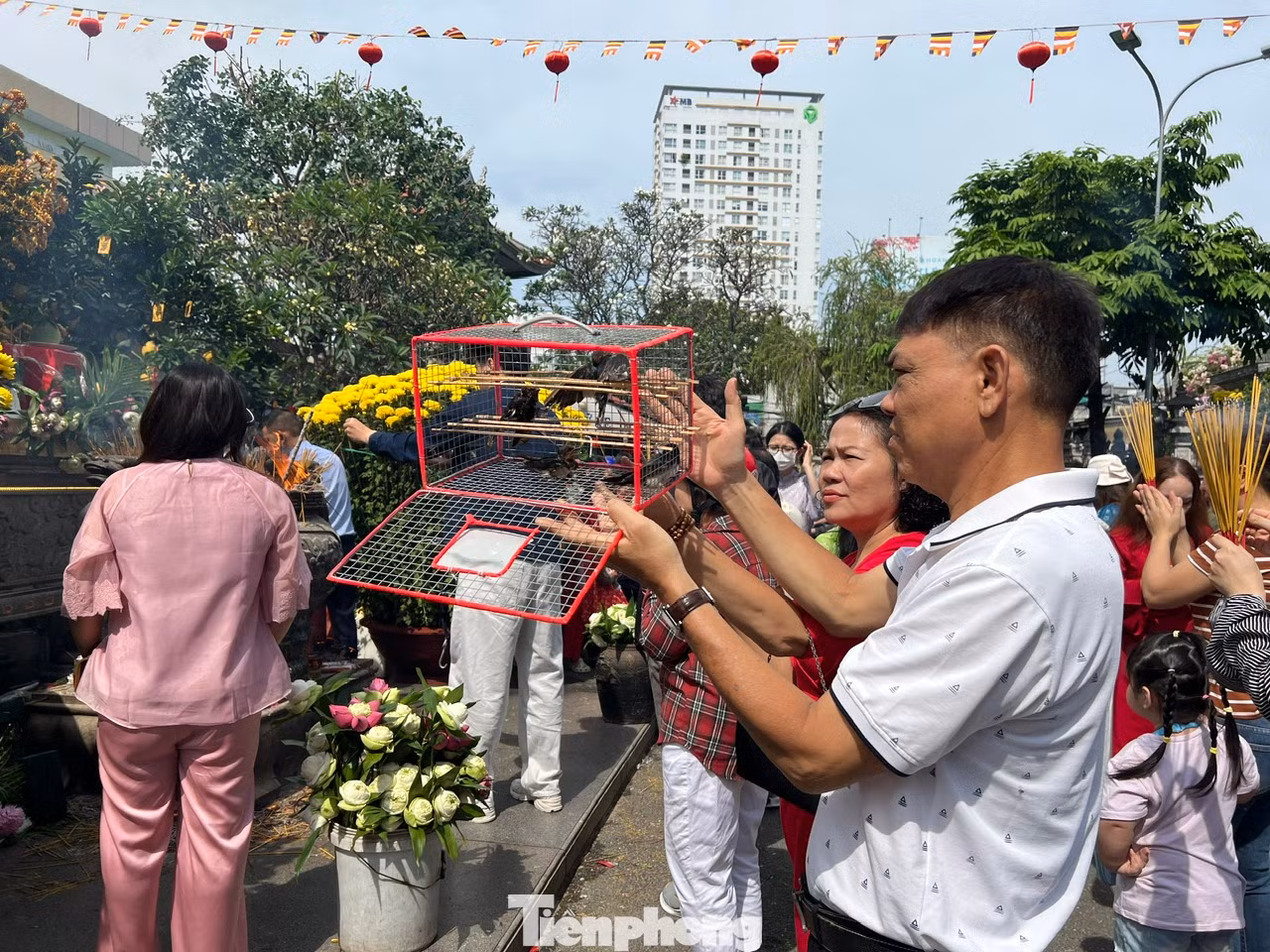 Theo nhiều người, phóng sinh không chỉ là làm việc thiện, mà còn là phóng thích tâm đố kỵ để mình được tự do, thoải mái.