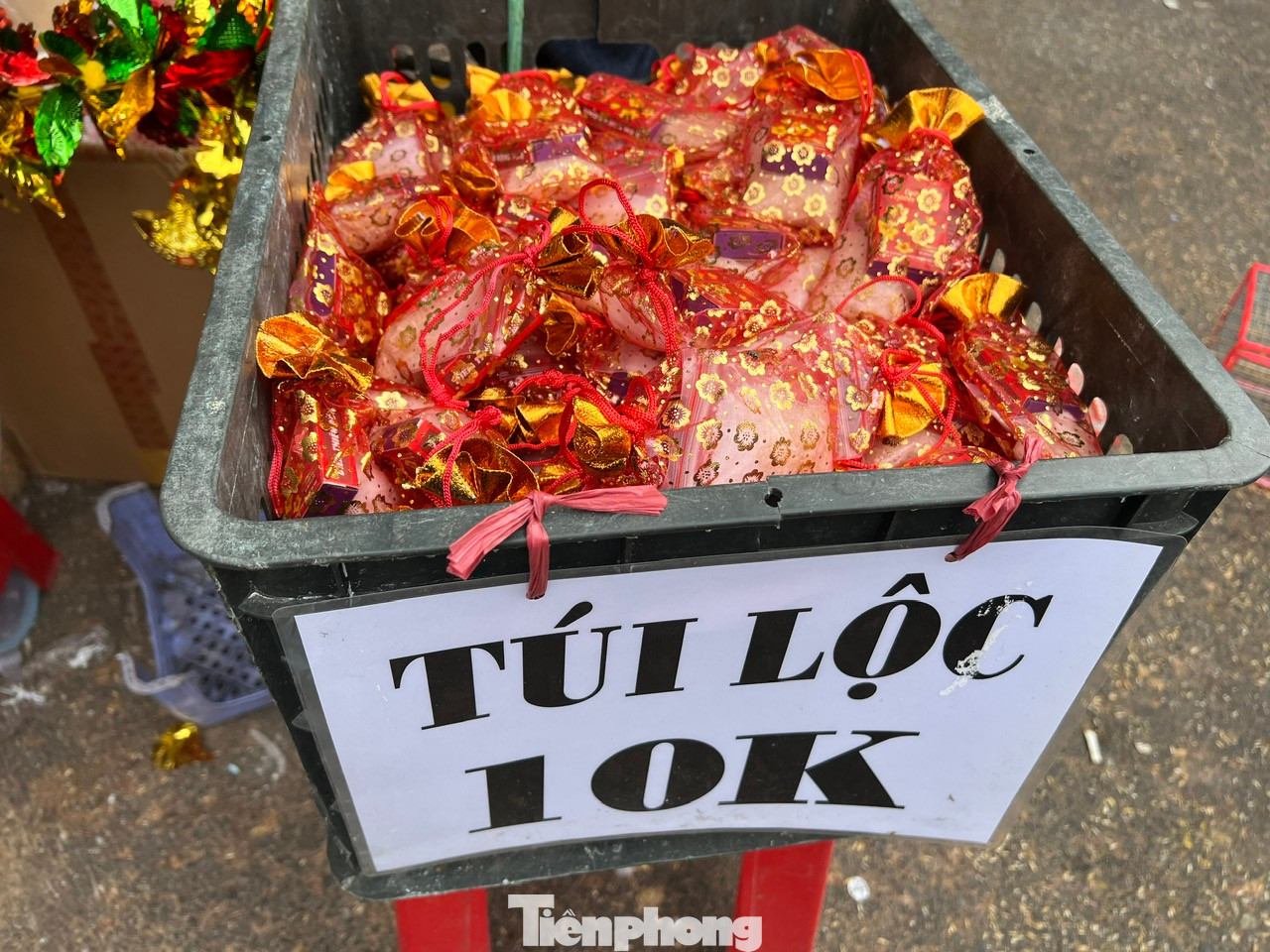 Nhiều người khi ra về còn mua túi lộc may mắn. Trong mỗi chiếc túi lộc này có muối và gạo. Muối mặn có ý nghĩa xua đuổi tà ma, đem lại may mắn khi khởi đầu một năm mới. Muối cũng biểu trưng cho sự đậm đà, trong các mối quan hệ. Còn gạo mang đến sự no ấm quanh năm. Nhiều người khi ra về còn mua túi lộc may mắn. Trong mỗi chiếc túi lộc này có muối và gạo. Muối mặn có ý nghĩa xua đuổi tà ma, đem lại may mắn khi khởi đầu một năm mới. Muối cũng biểu trưng cho sự đậm đà, trong các mối quan hệ. Còn gạo mang đến sự no ấm quanh năm.