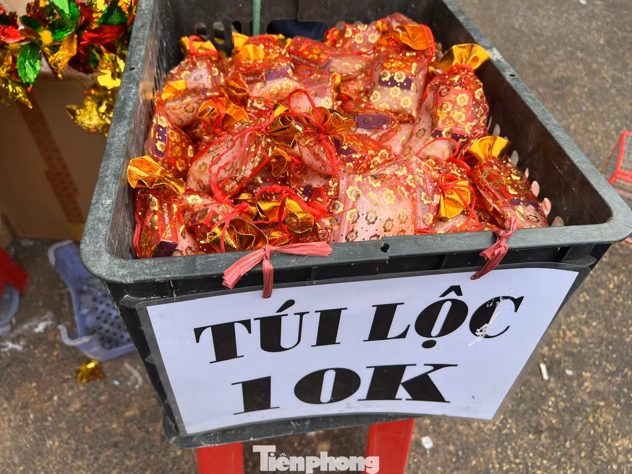 Nhiều người khi ra về còn mua túi lộc may mắn. Trong mỗi chiếc túi lộc này có muối và gạo. Muối mặn có ý nghĩa xua đuổi tà ma, đem lại may mắn khi khởi đầu một năm mới. Muối cũng biểu trưng cho sự đậm đà, trong các mối quan hệ. Còn gạo mang đến sự no ấm quanh năm.