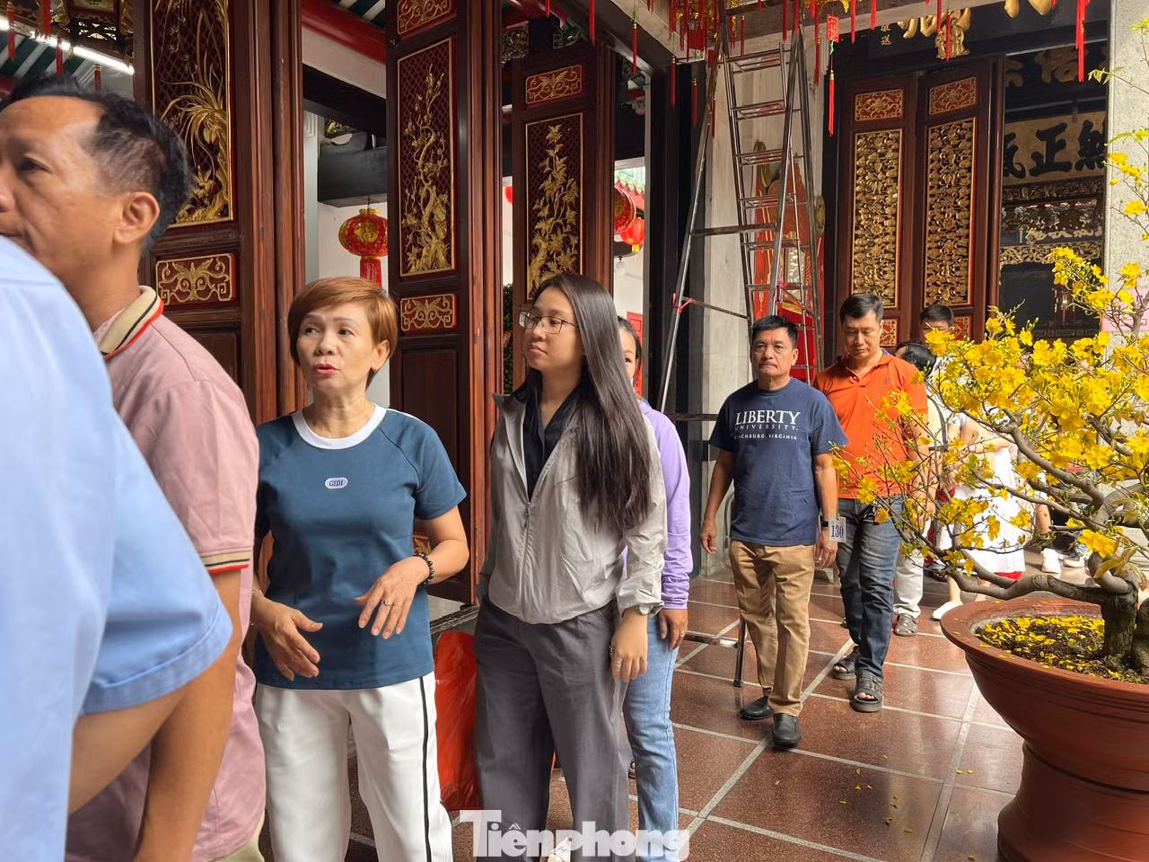 Dòng người xếp hàng chờ rung chuông, vuốt ngựa.