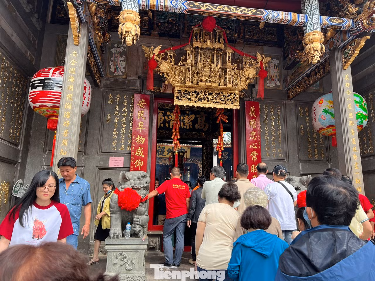 Tại Hội quán Nghĩa An, còn gọi là chùa Ông hay miếu Quan Đế (quận 5), trong những ngày Tết luôn thu hút khách thập phương đến làm lễ rung chuông, chui qua bụng ngựa Xích Thố để cầu may mắn.