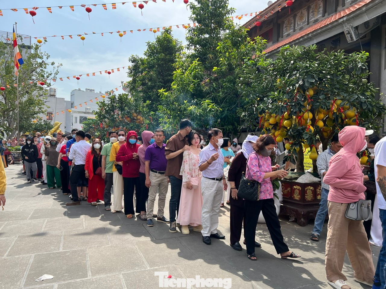 Người ta tin rằng tiếng chuông vang càng xa sẽ càng đem lại nhiều may mắn, an lành trong năm mới, đồng thời xua đuổi âm khí, đón xuân ấm áp. Người ta tin rằng tiếng chuông vang càng xa sẽ càng đem lại nhiều may mắn, an lành trong năm mới, đồng thời xua đuổi âm khí, đón xuân ấm áp.