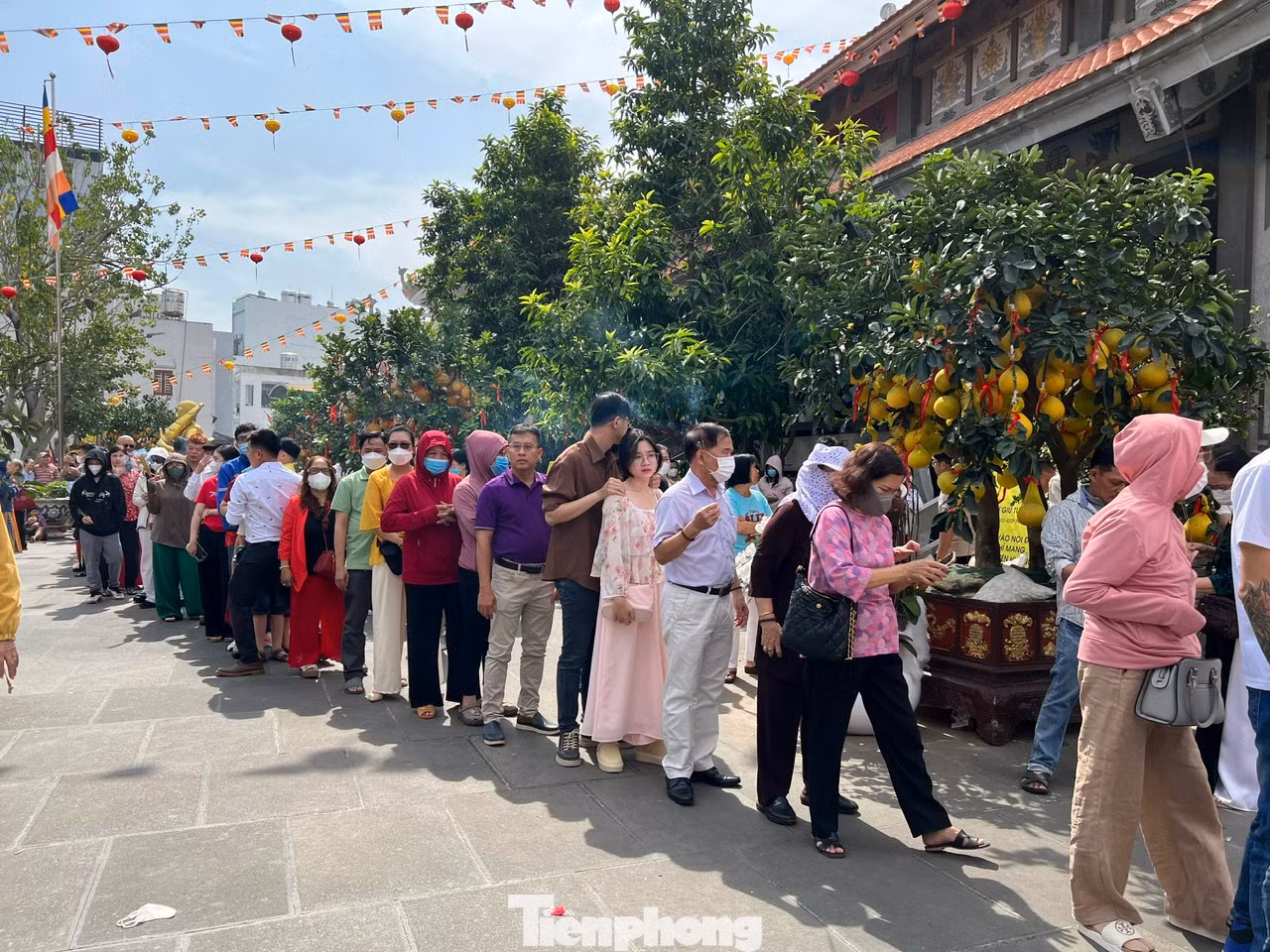 Người ta tin rằng tiếng chuông vang càng xa sẽ càng đem lại nhiều may mắn, an lành trong năm mới, đồng thời xua đuổi âm khí, đón xuân ấm áp.