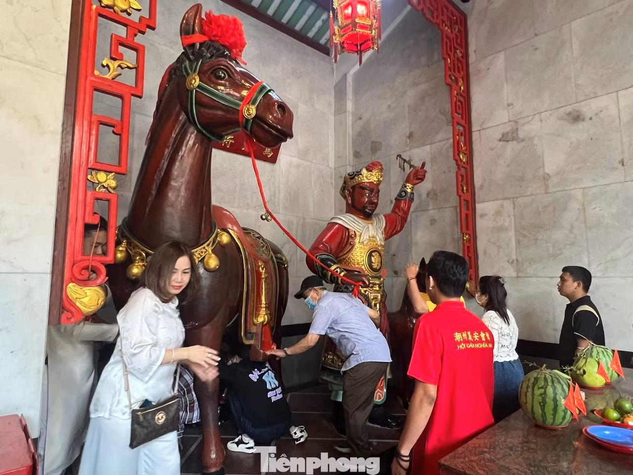 Sau khi thắp hương ở bàn thờ các vị thánh thần, khách viếng chùa Ông thường tìm đến gian thờ có tượng ngựa gỗ cao hơn đầu người. Tại đây, mỗi người cúi rạp người chui qua bụng ngựa từ 1-3 lần, rồi đứng lên lắc quả chuông trên cổ ngựa gỗ cho phát tiếng kêu vang.