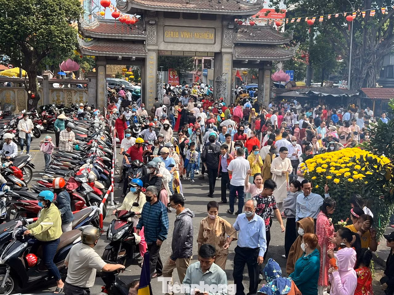 Đông nghịt người dân đến chùa Vĩnh Nghiêm trong những ngày đầu năm mới