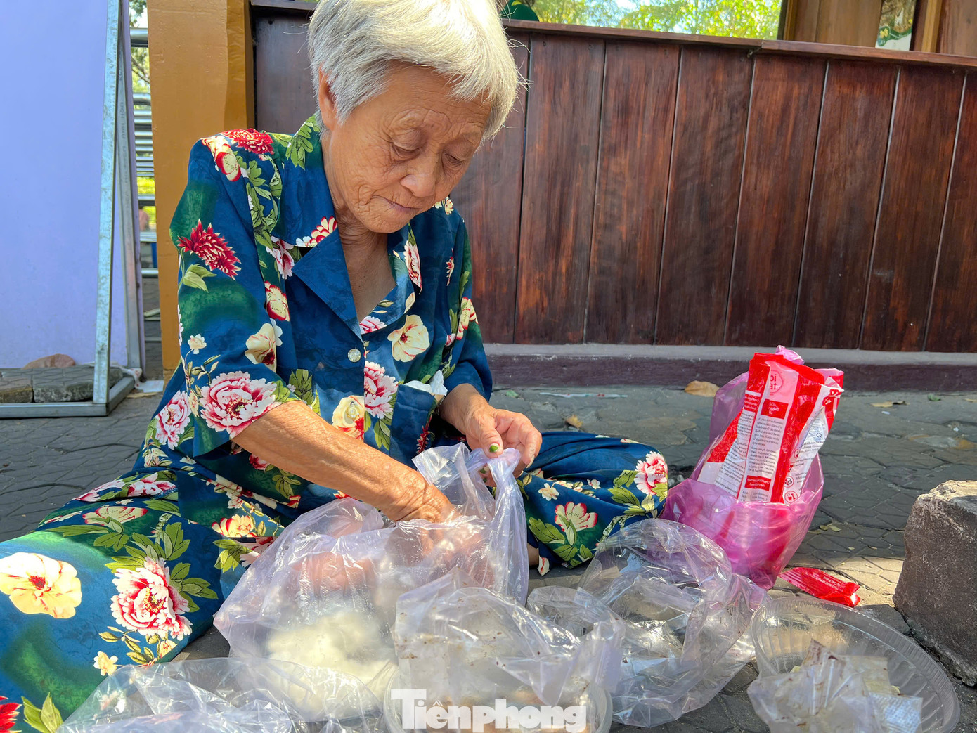 Hằng ngày, bà Năm dành 150.000 đồng mua cá, thịt, nấu cơm, mua hạt, mua bắp... cho các con. "Tụi nó (mèo hoang) không có ai nuôi, thương lắm nên tôi thường cho ăn. Riết rồi quen luôn. Ngày nào cũng cho ăn 3 cữ. Thà mình đói chứ không bao giờ để các con bị đói" - bà Năm vừa nhanh tay trộn cá cơm cho mèo, vừa nói.