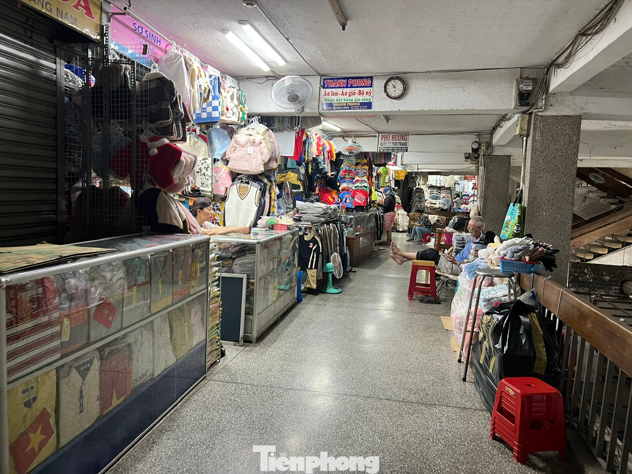 Chợ Tân Bình (quận Tân Bình) cũng không một bóng người. Đây từng là một trong những khu chợ thời trang sỉ lớn nhất TPHCM, chuyên phân phối hàng hóa đi các tỉnh thành nhưng nay đìu hiu ế ẩm. Mặc dù hiện tại khách có thể mua lẻ tại chợ này nhưng vẫn không có nhiều người đến.