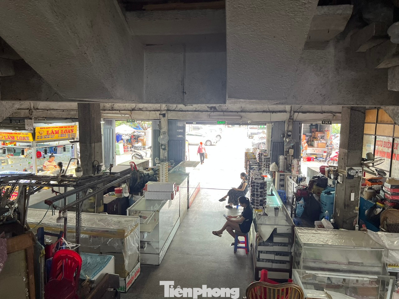 Khu vực chuyên kinh doanh vàng bạc, đá quý ở chợ Tân Bình cũng vắng lặng. Nhiều tủ vàng, trang sức trống trơn. &quot;Trưng bày nhiều sợ bị kiểm tra, thu giữ nên khi nào khách có nhu cầu tôi mới lấy sản phẩm cho xem&quot; - một nhân viên tiệm vàng nói.