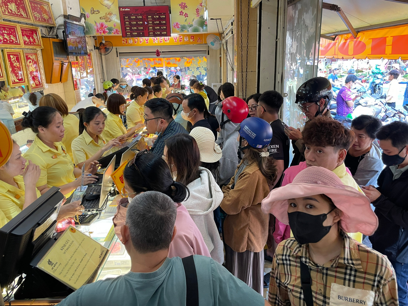 Tiệm vàng Mi Hồng không còn một chỗ trống.