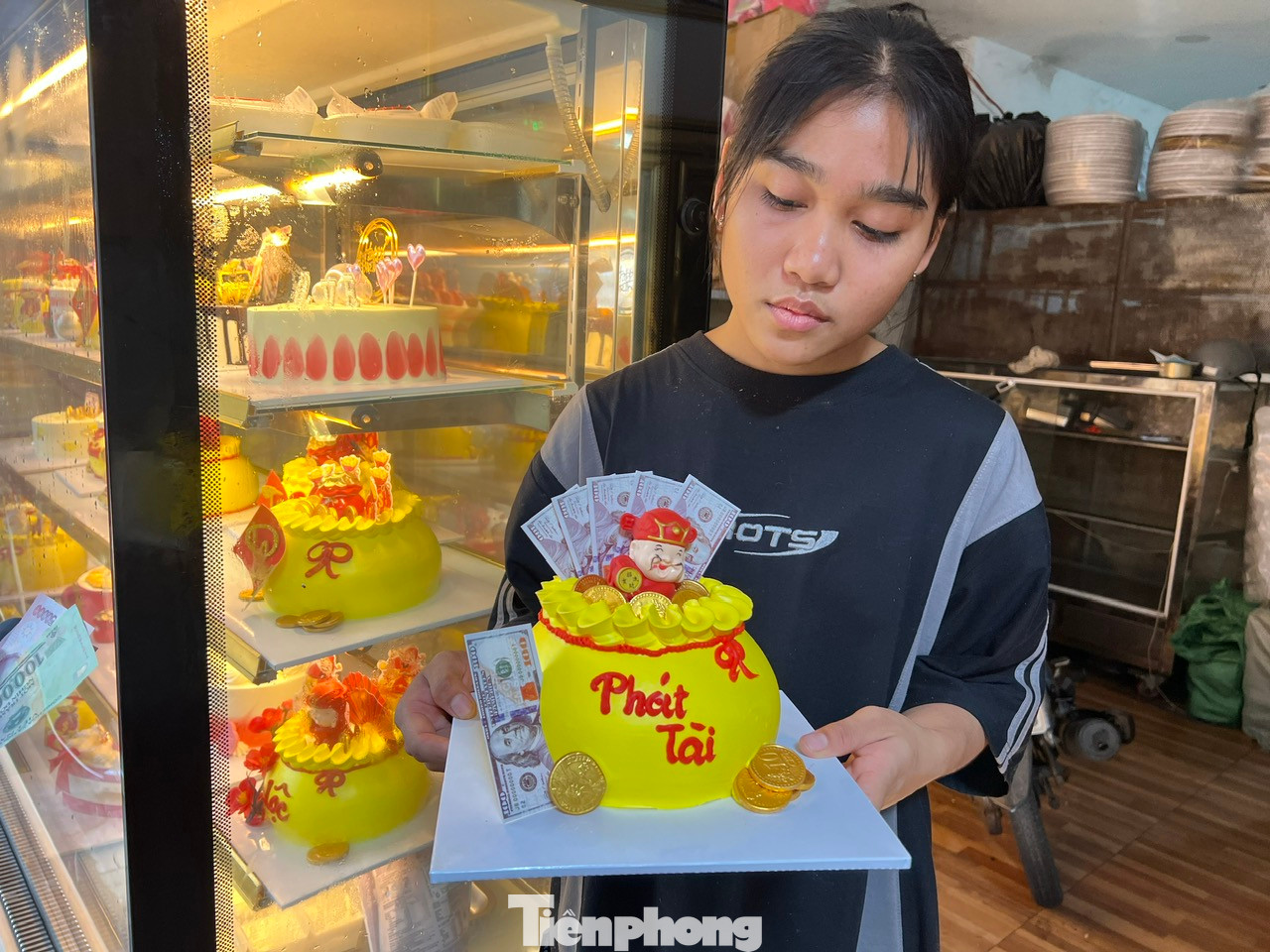 Dịp này, các tiệm bánh kem cũng tung ra nhiều sản phẩm bánh phục vụ thị trường Thần Tài vô cùng bắt mắt. Bánh được làm thành hình hũ vàng với đầy ắp những đồng tiền vàng xung quanh, kèm theo dòng chữ được ghi theo yêu cầu của khách như phát tài, phát lộc, Tài - Lộc... Nhiều khách hàng mua bánh kem Thần Tài để cúng khai trương trong ngày này, hoặc bày mâm cúng trên bàn thờ Thần Tài.