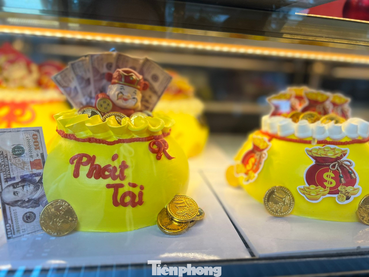 Theo thợ làm bánh, để làm được bánh Thần Tài đẹp, có hồn đòi hỏi người thợ phải có tay nghề vững, cũng như có khiếu sáng tạo để tạo hình những chiếc bánh đẹp mắt. "Bánh Thần Tài có giá từ 200.000 - 220.000 đồng/cái. Hiện bánh này đang được rất nhiều khách hàng đặt trước" - nhân viên một tiệm bánh kem trên đường Trần Quý (quận 11) cho biết.