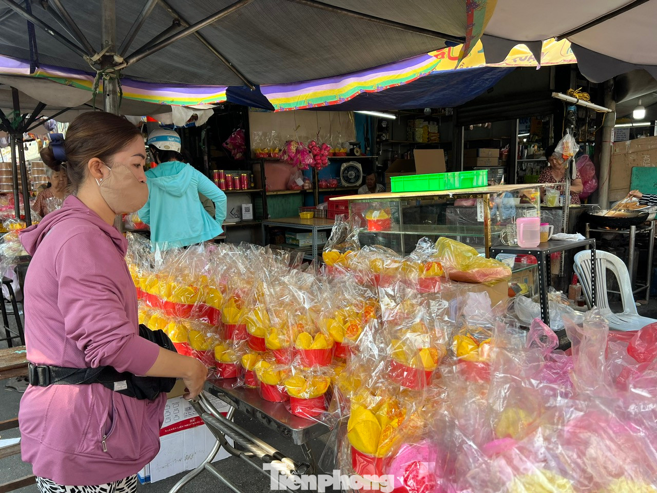 Bánh thỏi vàng có màu vàng hoặc hồng, là một dạng bánh bông lan nhưng được làm to hơn, giá từ 60.000 đồng/cái trở lên, tùy theo lớn nhỏ. "Từ sáng đến giờ, những loại bánh thỏi vàng này bán rất chạy, còn bánh đào tiên tạm hết hàng. Thợ đang tiếp tục làm và khách muốn mua có thể chờ đợi" - một tiểu thương kinh doanh bánh tại chợ cho biết.