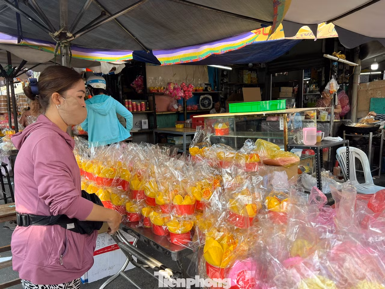 Bánh thỏi vàng có màu vàng hoặc hồng, là một dạng bánh bông lan nhưng được làm to hơn, giá từ 60.000 đồng/cái trở lên, tùy theo lớn nhỏ. "Từ sáng đến giờ, những loại bánh thỏi vàng này bán rất chạy, còn bánh đào tiên tạm hết hàng. Thợ đang tiếp tục làm và khách muốn mua có thể chờ đợi" - một tiểu thương kinh doanh bánh tại chợ cho biết.