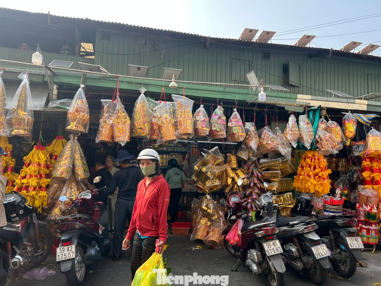 Trong ngày 6/2, nhiều tiệm kinh doanh vàng mã có lượng khách khá thưa vắng. "Một số khách đã mua đồ cúng trước đó, hoặc họ chờ đúng ngày mai (mùng 10 tháng Giêng) mới mua. Tuy nhiên, lượng khách mua sắm vàng mã những năm gần đây đều giảm" - bà Lương Nữ, chủ tiệm vàng mã cho biết.