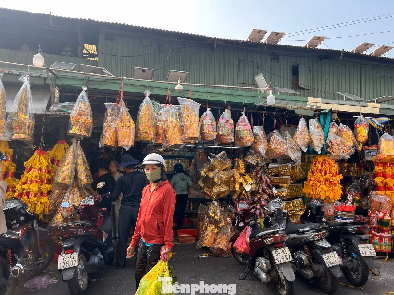 Trong ngày 6/2, nhiều tiệm kinh doanh vàng mã có lượng khách khá thưa vắng. "Một số khách đã mua đồ cúng trước đó, hoặc họ chờ đúng ngày mai (mùng 10 tháng Giêng) mới mua. Tuy nhiên, lượng khách mua sắm vàng mã những năm gần đây đều giảm" - bà Lương Nữ, chủ tiệm vàng mã cho biết.
