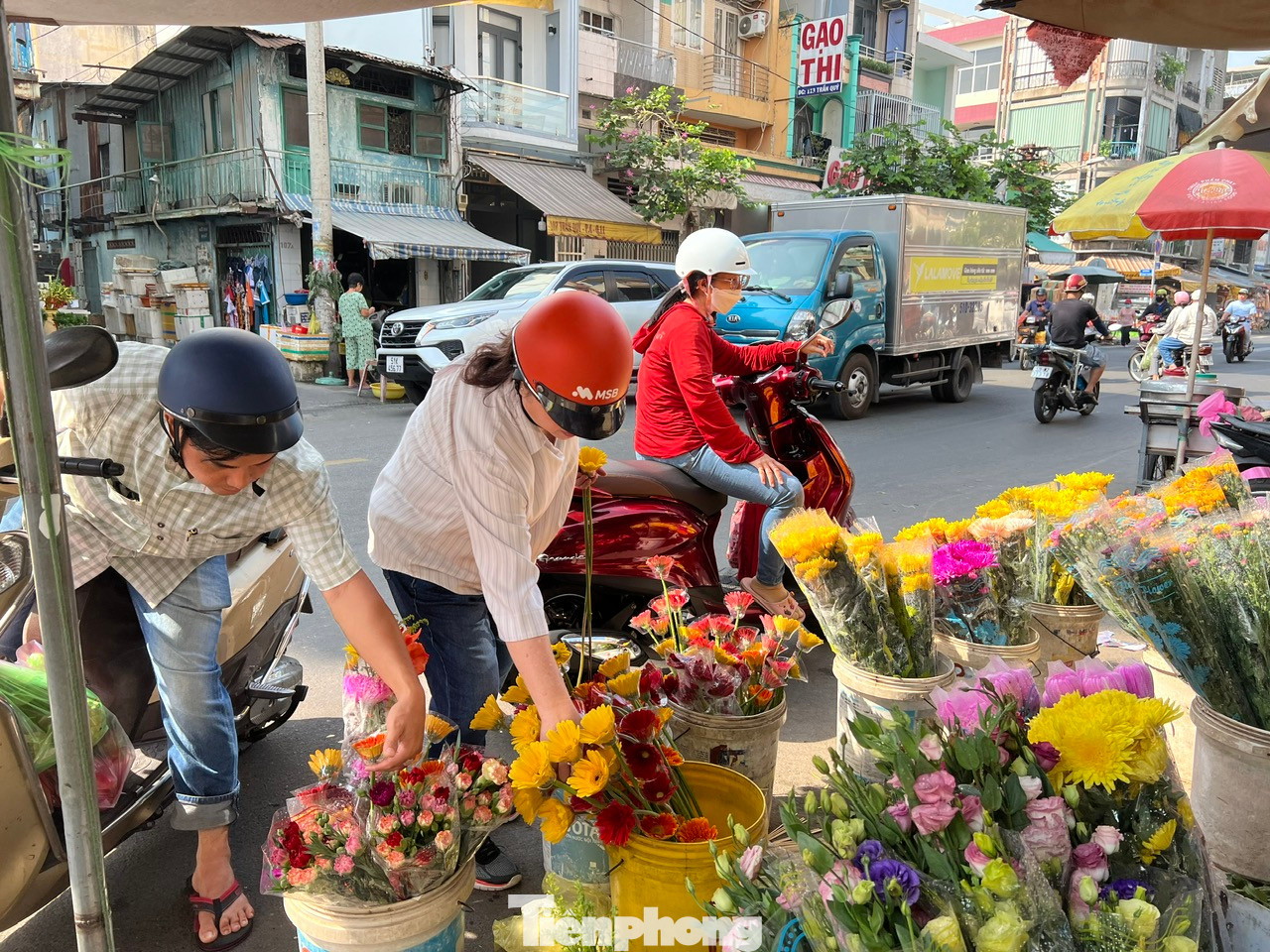 Các loại hoa đồng tiền, cát tường cũng đắt hàng thời điểm này