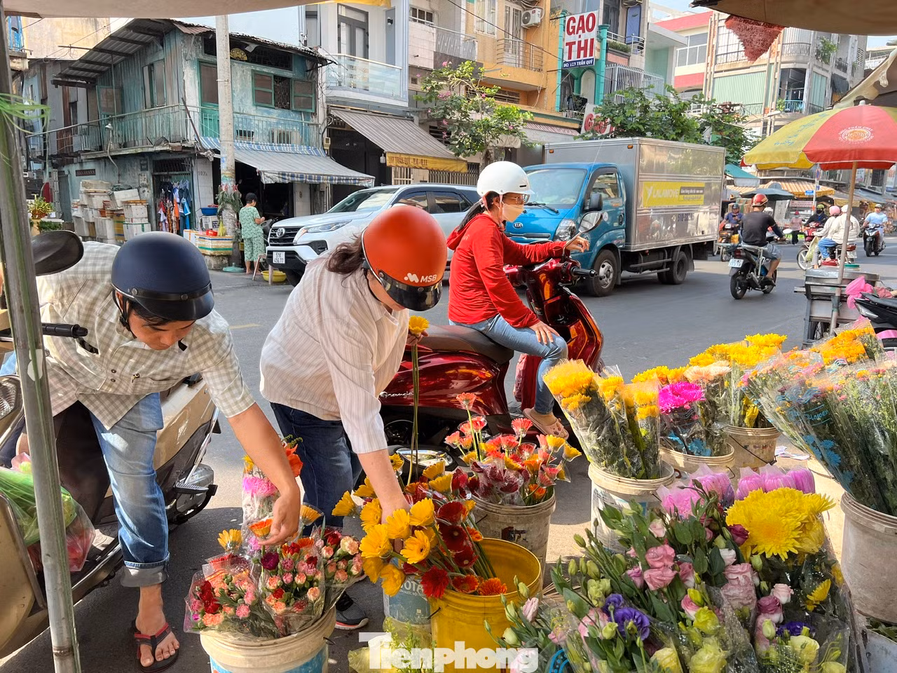 Các loại hoa đồng tiền, cát tường cũng đắt hàng thời điểm này