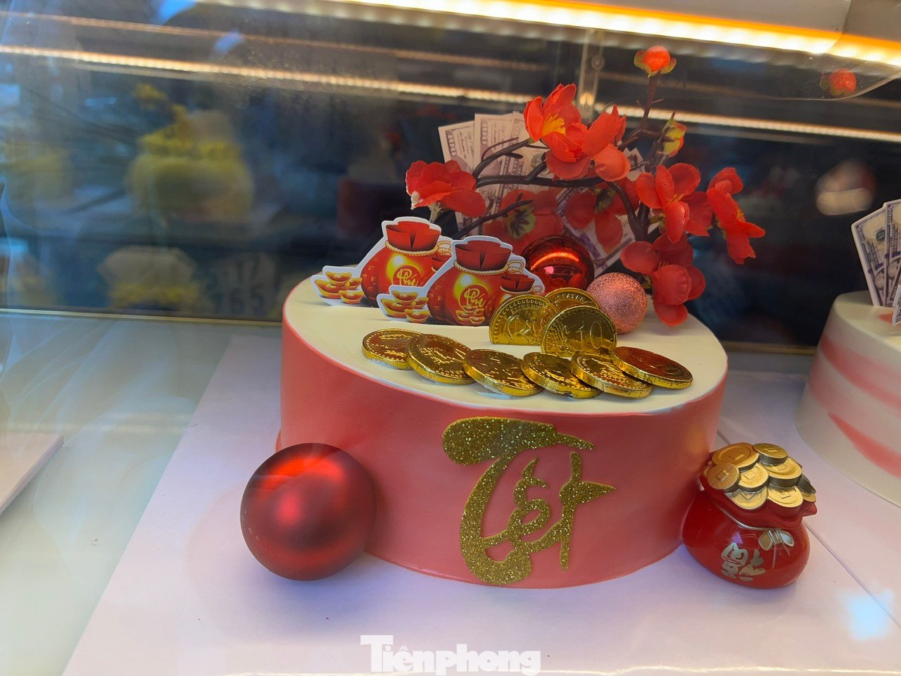 Theo thợ làm bánh, để làm được bánh Thần Tài đẹp, có hồn đòi hỏi người thợ phải có tay nghề vững, cũng như có khiếu sáng tạo để tạo hình những chiếc bánh đẹp mắt. "Bánh Thần Tài có giá từ 200.000 - 220.000 đồng/cái. Hiện bánh này đang được rất nhiều khách hàng đặt trước" - nhân viên một tiệm bánh kem trên đường Trần Quý (quận 11) cho biết.